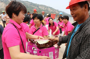 “阳光太太”携手大德康元为劳动工人送清凉